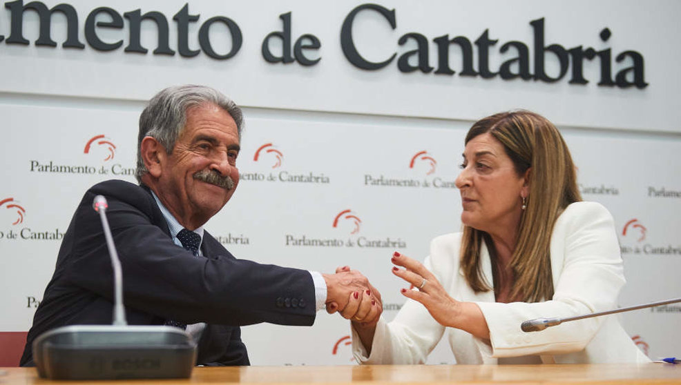 Firma del acuerdo de investidura entre María José Sáenz de Buruaga y Miguel Ángel Revilla