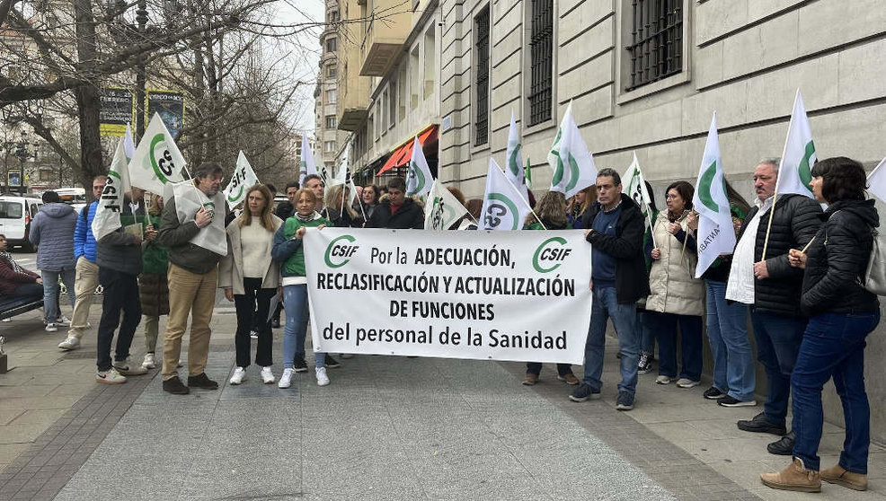 Protesta de CSIF en Santander para exigir la "actualización de funciones" de los sanitarios