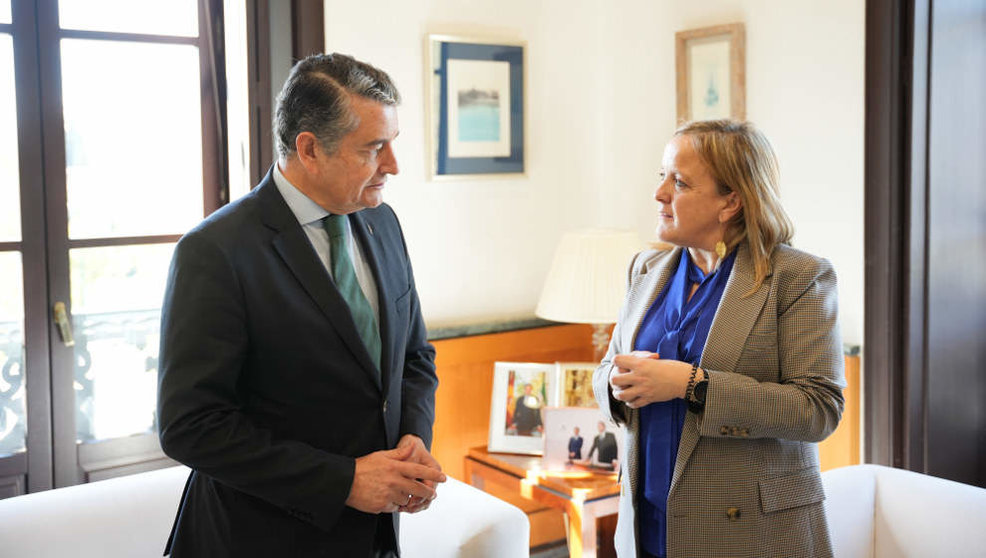 Los consejeros de Presidencia de Andalucía y Cantabria, Antonio Sanz e Isabel Urrutia, respectivamente