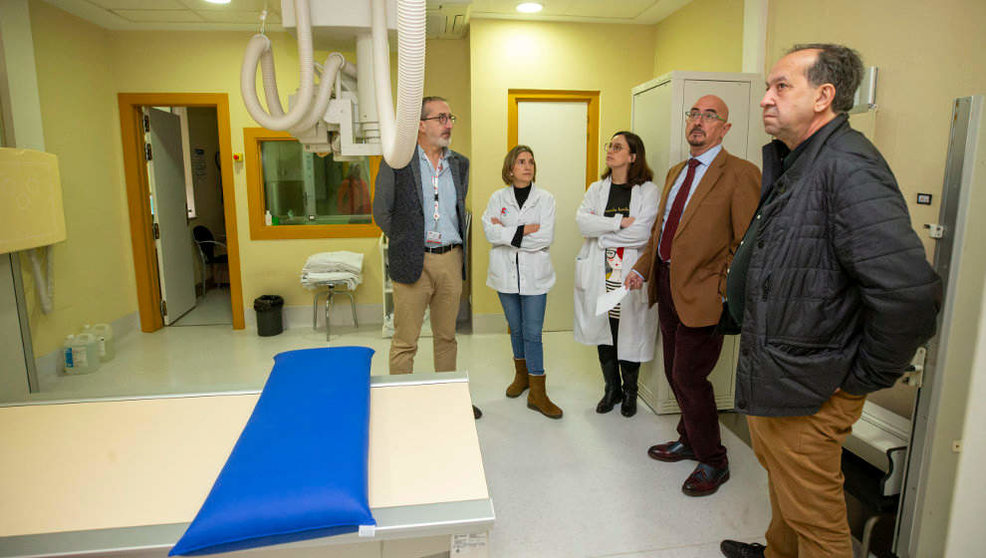 El consejero de Salud, César Pascual, informa del inicio de las obras de la base del 061 en el centro de salud La Barrera, en Castro Urdiales
