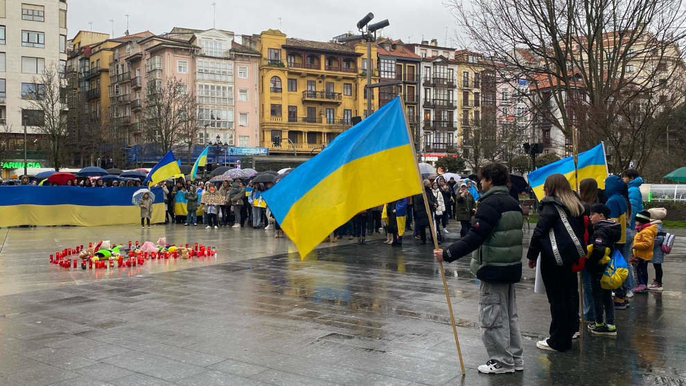 Más de cien ucranianos se concentran en Santander para condenar los dos años del conflicto con Rusia, y cese de la guerra