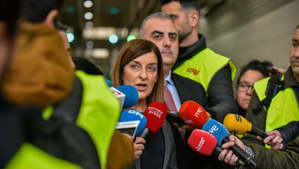 La presidenta de Cantabria, María José Sáenz de Buruaga, atiende a medios durante la presentación del inicio de la fabricación de los nuevos trenes de ancho métrico de Renfe