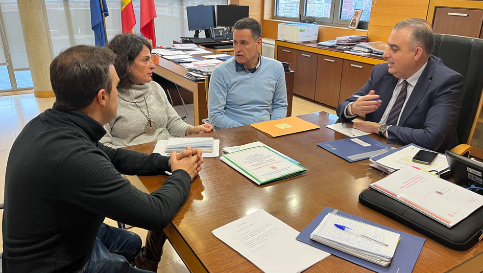 El consejero de Fomento, Roberto Media, mantiene una reunión con el alcalde de Las Rozas de Valdearroyo, Raúl Calderón