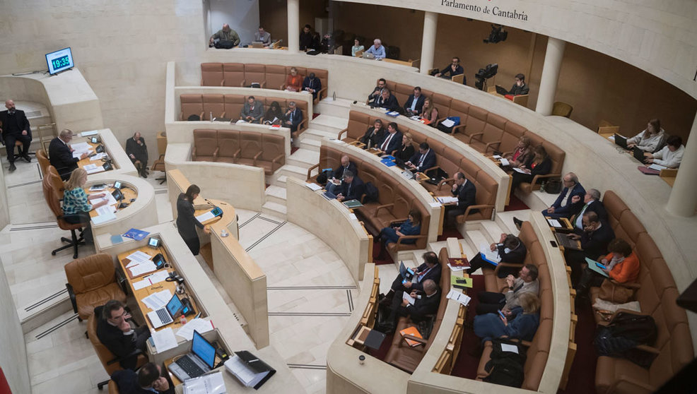 Pleno del Parlamento de Cantabria en una foto de archivo