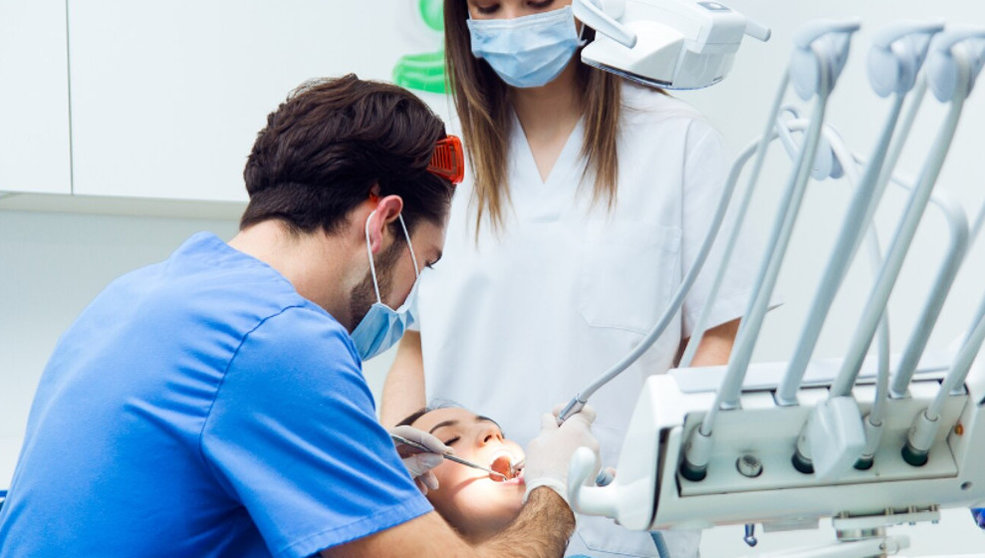 Es indispensable ponerse en manos de un dentista formado a nivel universitario y con experiencia en el campo