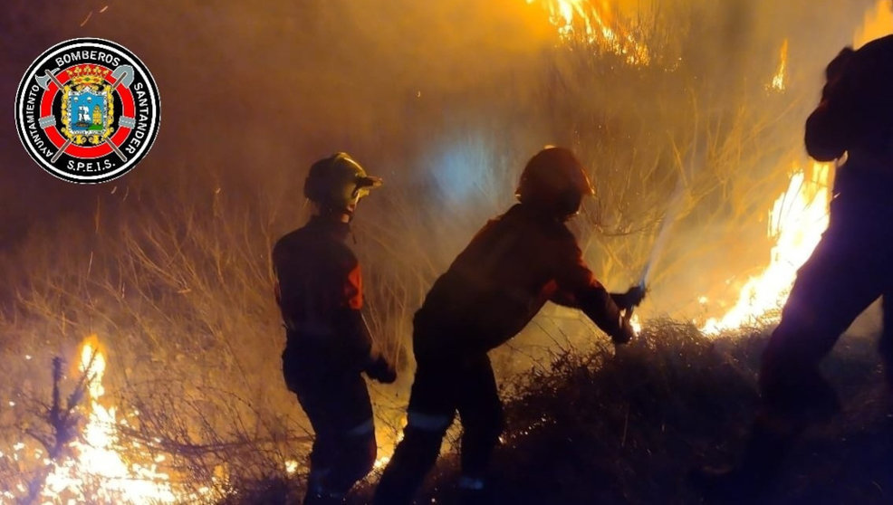 Los bomberos de Santander extinguen un incendio de vegetación en la zona del Faro de Cabo Mayor  
