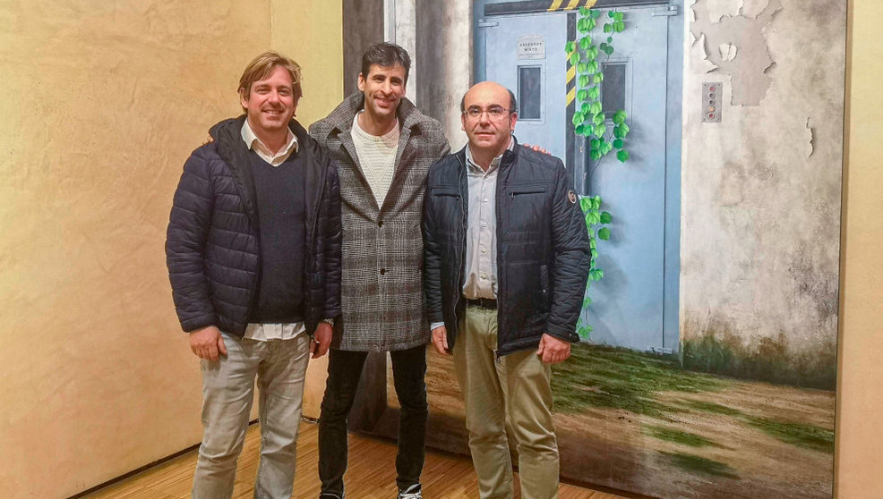 El alcalde de Reocín, Pablo Diestro, y el concejal Fernando Callejo, junto al artista Gorka García  