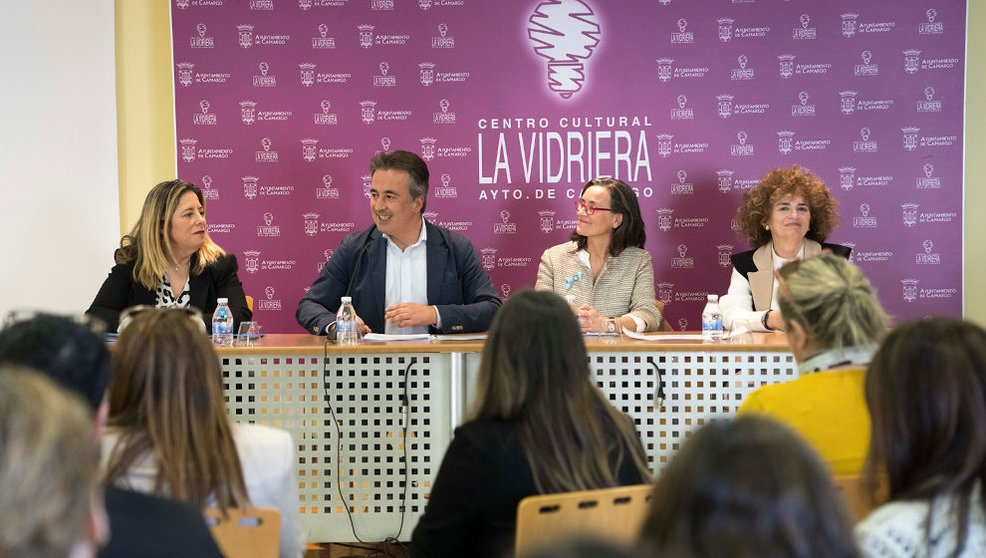El alcalde de Camargo, Diego Movellán, firma con la presidenta de Unicef en Cantabria, Isabel Cubría, la renovación del municipio como Ciudad Amiga de la Infancia