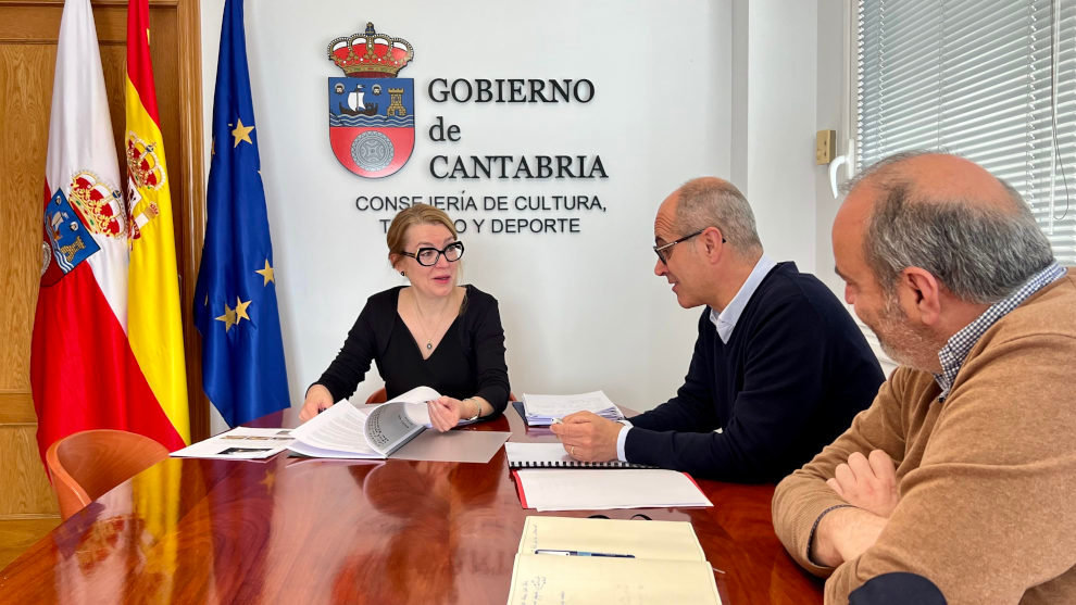 La consejera de Cultura, Turismo y Deporte, Eva Guillermina Fernández, recibe al alcalde de Escalante, Francisco Sarabia