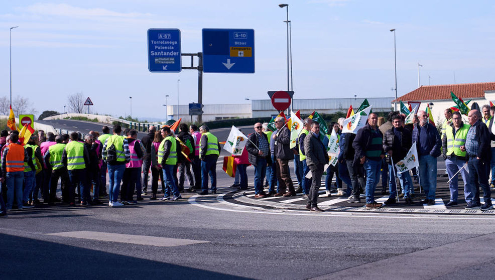 Agricultores y ganaderos de Castilla y León protestan en el Puerto de Santander