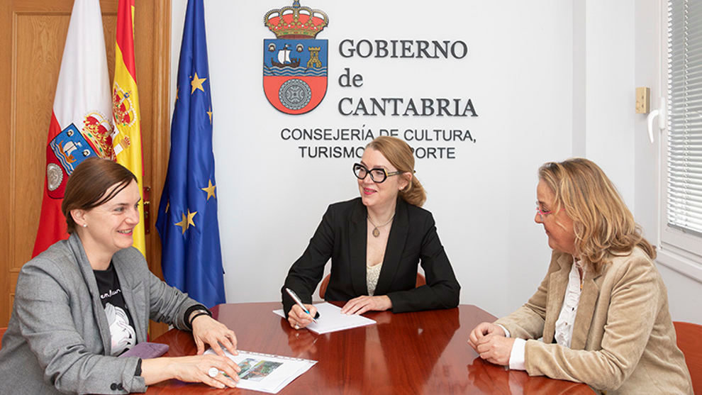 La consejera de Cultura, Eva Guillermina Fernández, recibe a la alcaldesa de Santa María de Cayón, Pilar del Río, y a la teniente de alcalde, Ana Obregón