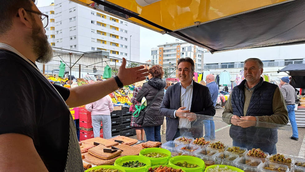 El alcalde, Diego Movellán, visita el mercadillo de los martes