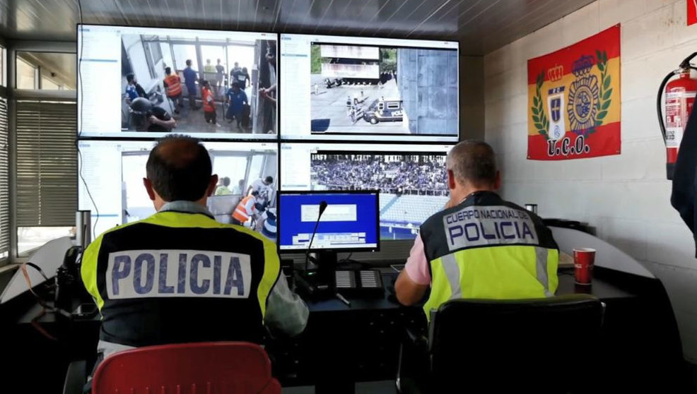  Agentes de la Policía Nacional visionando las cámaras de seguridad del estadio Carlos Tartiere en Oviedo. 