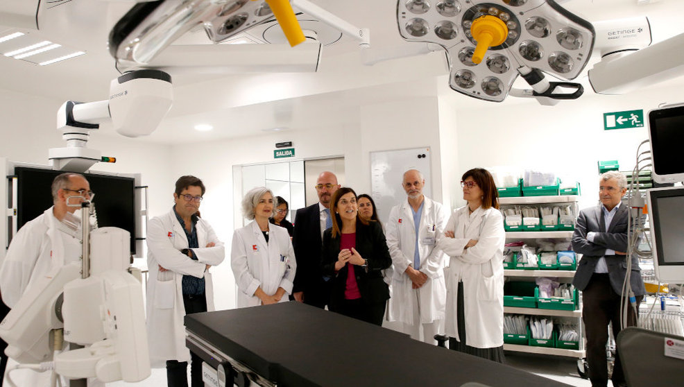 La presidenta de Cantabria, María José Sáenz de Buruaga, visita el primer quirófano híbrido de Valdecilla