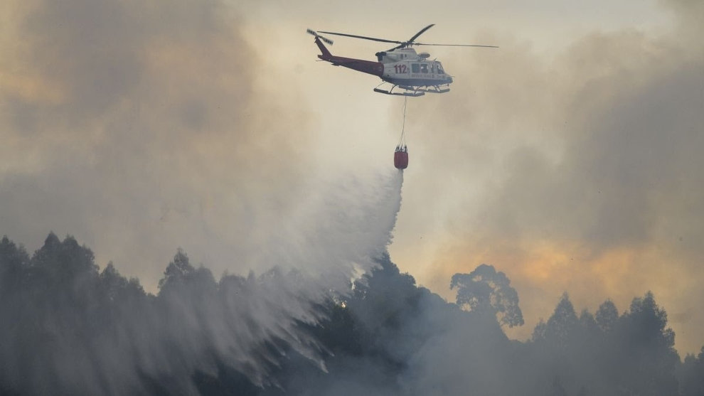 Helicóptero del 112 interviene en la extinción de un incendio en Cantabria