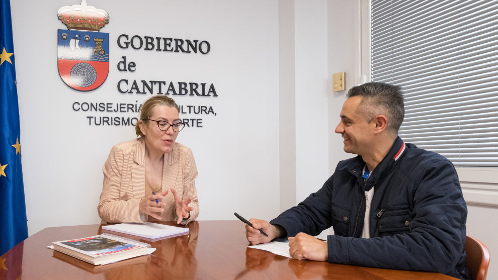 La consejera de Cultura, Turismo y Deporte, Eva Guillermina Fernández, se reune con el alcalde de San Pedro del Romeral, Jesús Mantecón