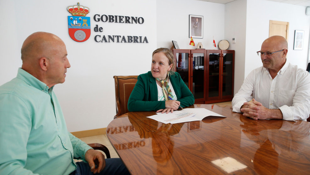 La consejera de Presidencia, Justicia, Seguridad y Simplificación Administrativa, Isabel Urrutia, recibe al alcalde de Cabezón de Liébana.