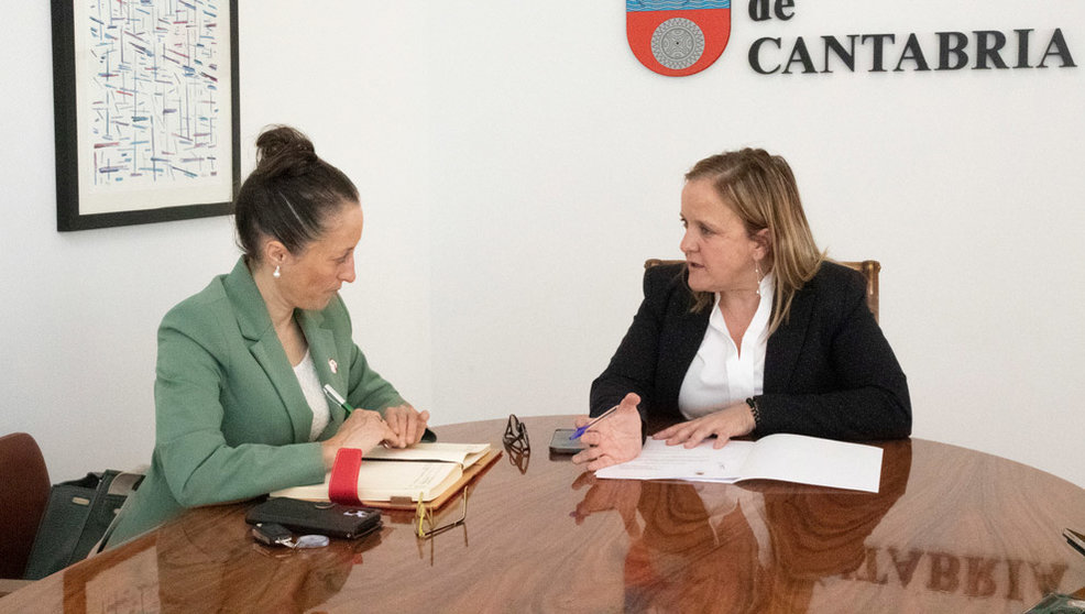 La consejera de Presidencia, Justicia, Seguridad y Simplificación Administrativa, Isabel Urrutia, se reúne con la alcaldesa de Molledo, Verónica Mantecón
