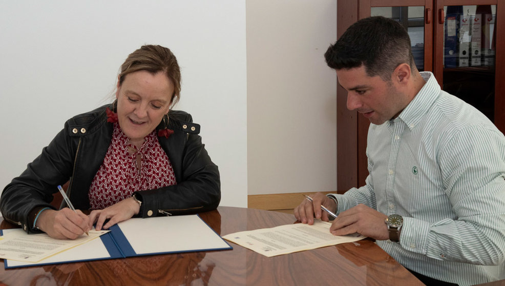 La consejera de Presidencia, Justicia, Seguridad y Simplificación Administrativa, Isabel Urrutia, firma un convenio de colaboración con el alcalde de Tresviso