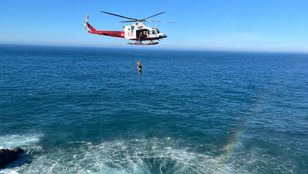 El helicóptero del Gobierno de Cantabria rescata a un joven atrapado en los acantilados del Puente del Diablo