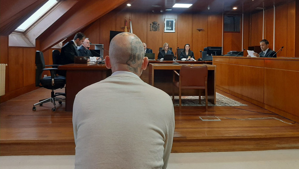 El tatuador acusado de agredir sexualmente a una clienta, en el juicio contra él en la Audiencia de Cantabria