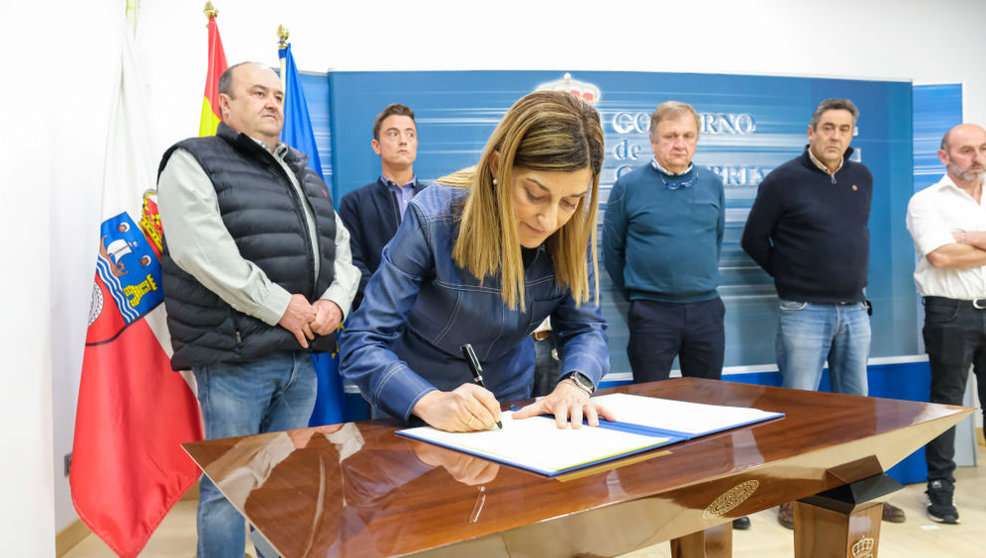 La presidenta de Cantabria, María José Sáenz de Buruaga, firma un pacto con el sector ganadero