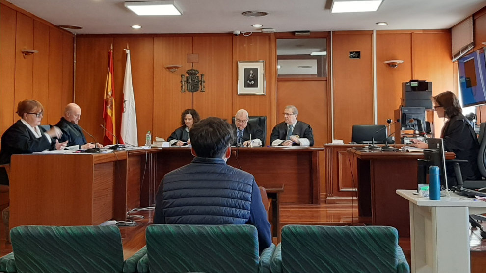 El acusado de abusar y agredir sexualmente a una joven, en el juicio contra él en la Audiencia Provincial de Cantabria 