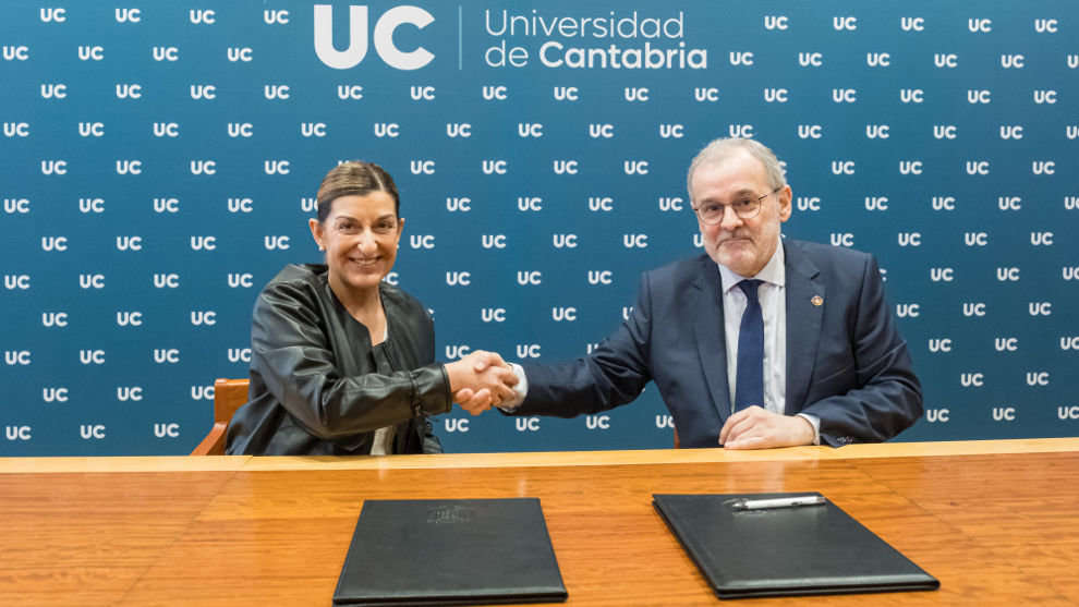La presidenta de Cantabria, María José Sáenz de Buruaga, y el rector de la Universidad de Cantabria, Ángel Pazos, firman el Contrato-Programa 2024