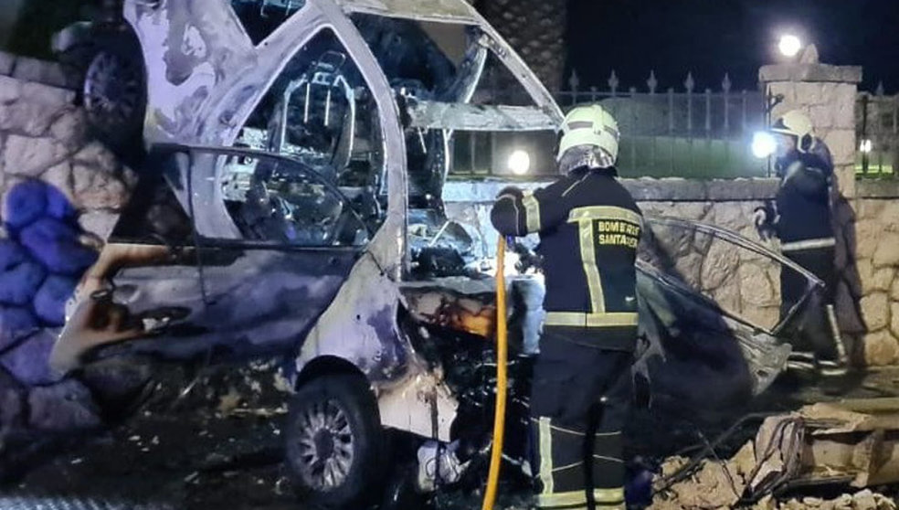 Estado en el que quedó el coche incendiado en Liencres | Foto: Bomberos de Santander