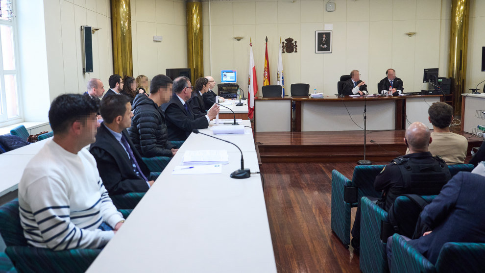 Los acusados (1i) y (3i) durante el juicio por el accidente mortal de Castelar, en la Audiencia Provincial de Cantabria