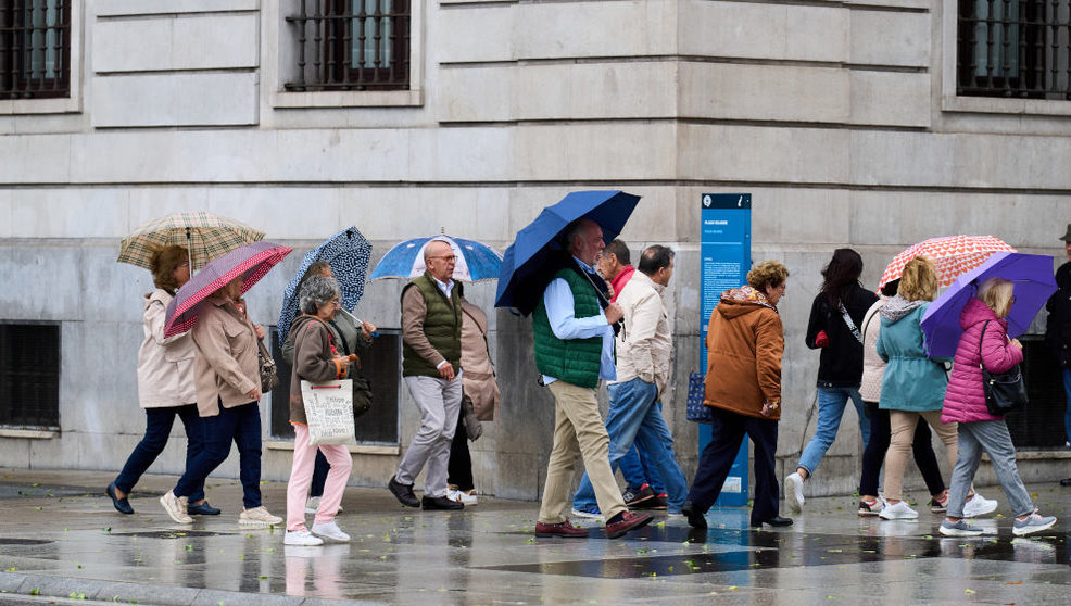 Varias personas se cubren de la lluvia y el viento con paraguas, a 20 de octubre de 2023, en Santander