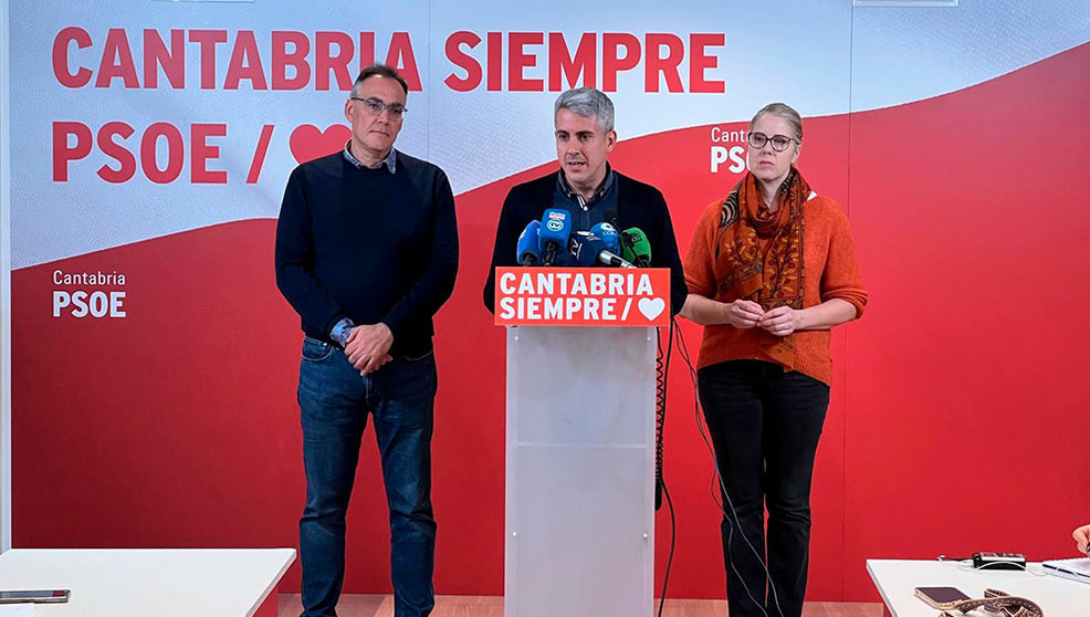 El secretario general del PSC-PSOE, Pablo Zuloaga, y los diputados Raúl Pesquera y Norak Cruz