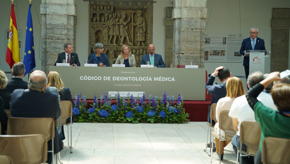 Presentación del Código de Deontología Médica en el Parlamento de Cantabria
