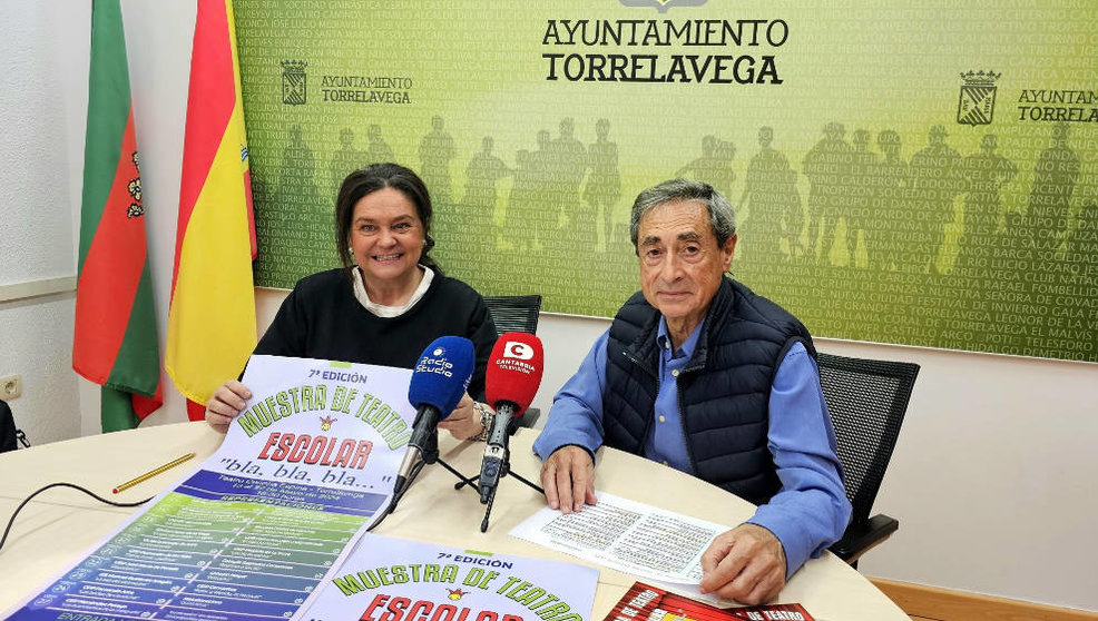 La concejala de Cultura, Esther Vélez, y el presidente de la Asociación Amigos del Teatro Concha Espina, Miguel Ángel Romero