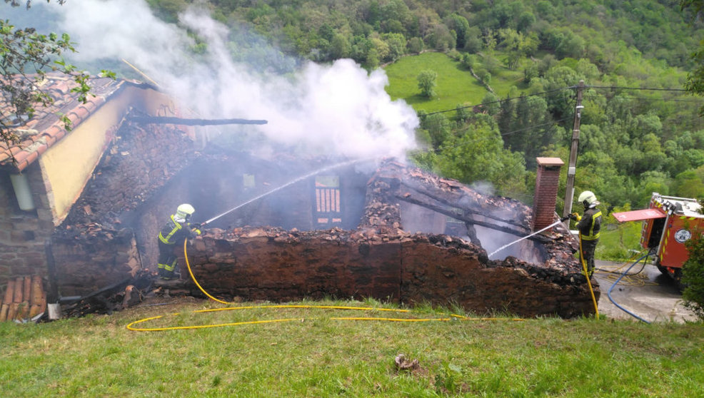 Bomberos extinguen un incendio en una vivienda de Navedo  