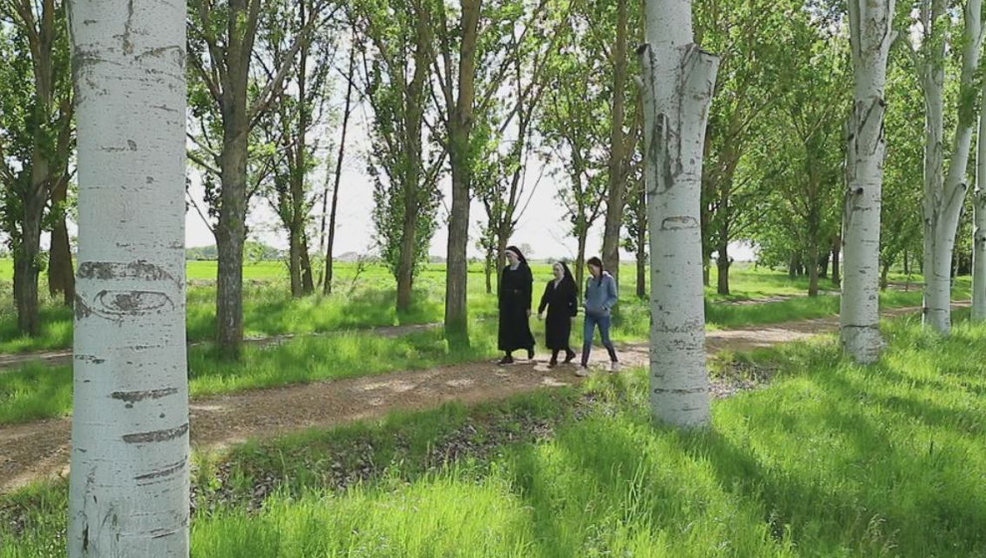 Monjas paseando por su convento