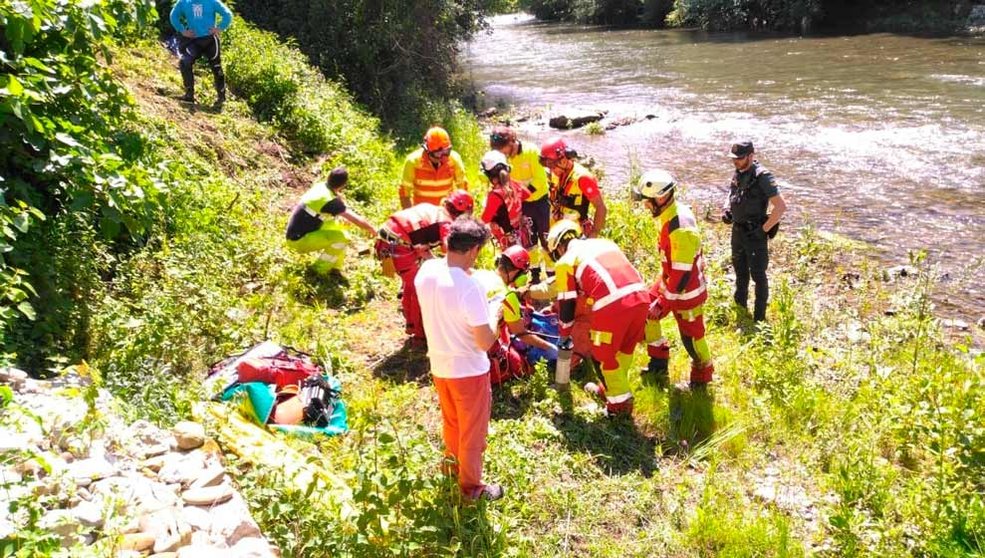 El 112 de Cantabria y Asturias rescatan y trasladan al Hospital Universitario Central de Asturias (HUCA) a un motorista caído en Peñamellera Baja