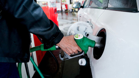 El Gobierno valora prolongar las medidas para reducir el precio de los carburantes