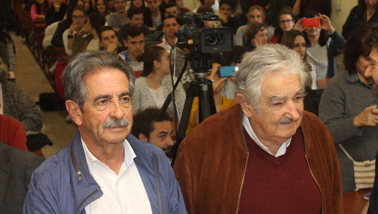 El presidente de Cantabria, Miguel Ángel Revilla, y el expresidente de Uruguay, José Mujica