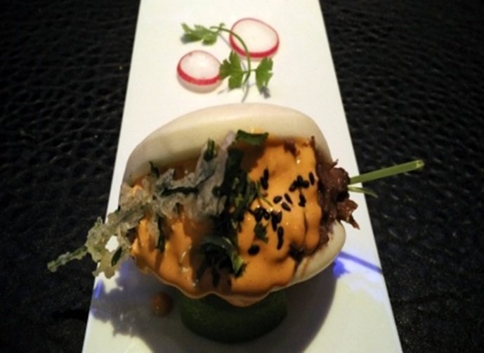 Pan Bao de estofado con rúcula en tempura