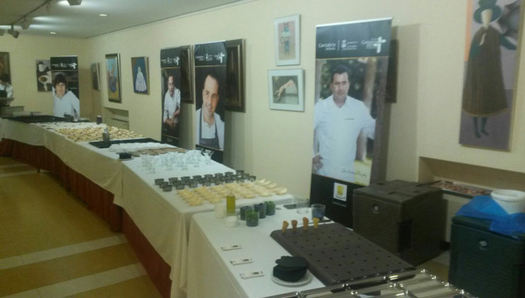 Mesas de degustación de productos cántabros con los cocineros cántabros con Estrella Michelín