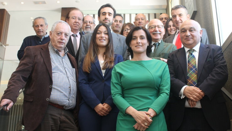 La alcaldesa de Santander, Gema Igual, junto a los miembros del Club de Prensa Pick