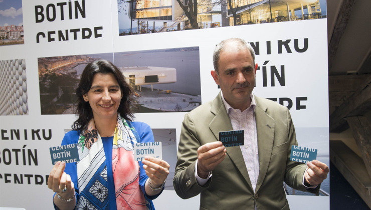 La directora ejecutiva del Centro Botín, Fátima Sánchez, y el director general de la Fundación Botín, Íñigo Sáenz de Miera, han presentado los pases permanentes