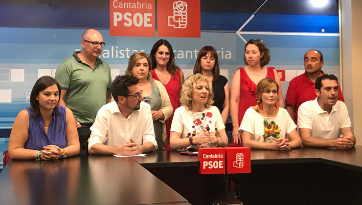 La secretaria general saliente del PSOE de Cantabria, Eva Díaz Tezanos, durante la rueda de prensa posterior a las primarias