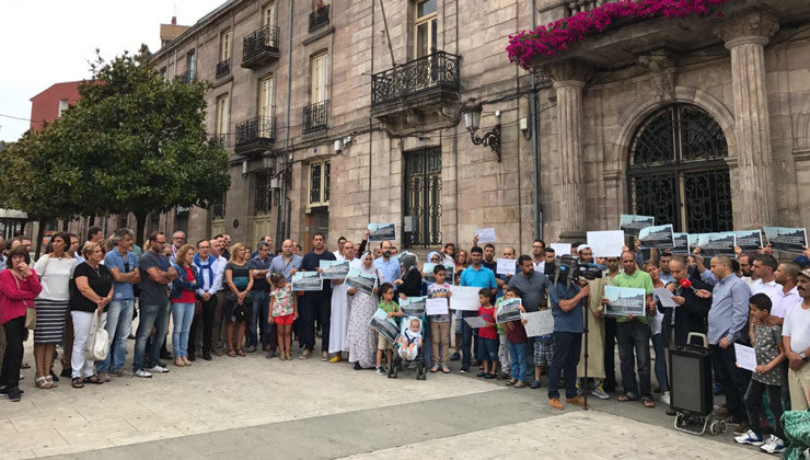 Un instante de la concentración en Torrelavega contra los atentados de Barcelona. Foto: PSOE Cantabria