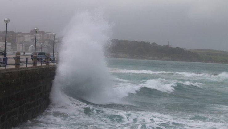 Las olas superan los ocho metros altura en Santander