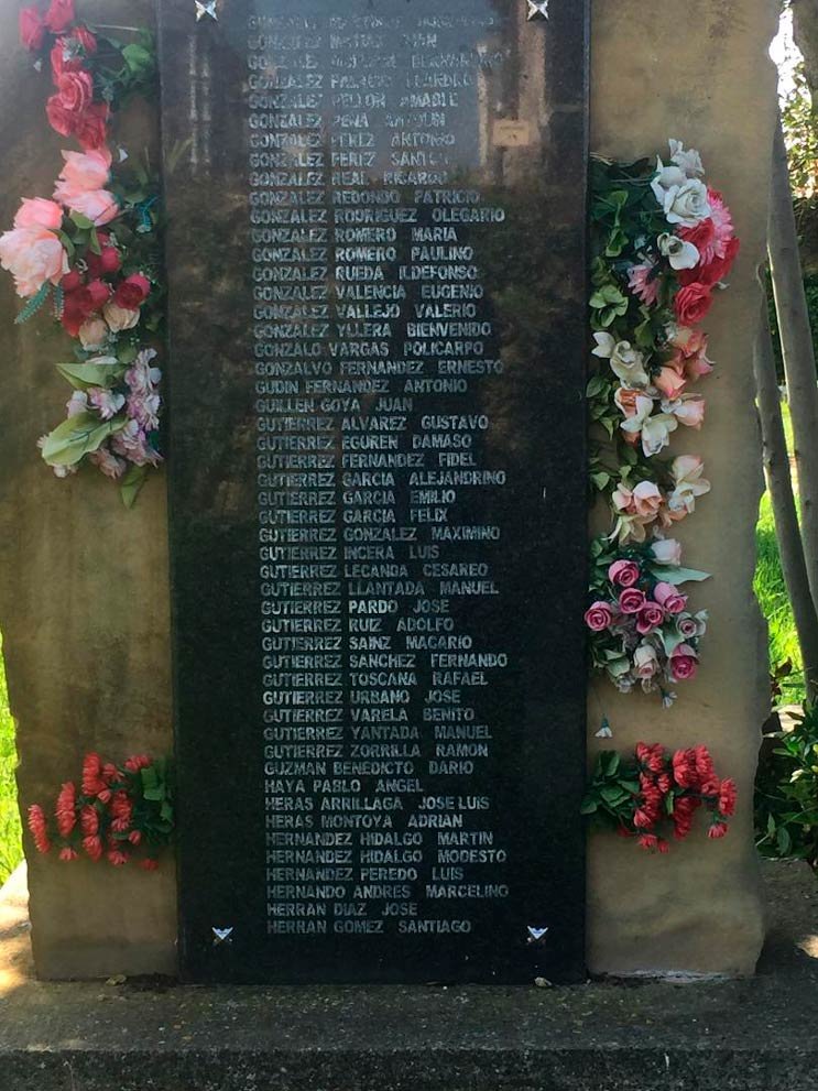 Lápida en el cementerio de Ciriego con el nombre de Ramón G. Zorrilla. Foto cedida por Archivo Saiz Viadero