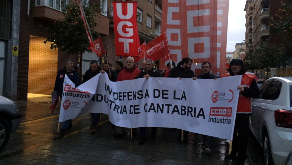 Miles de personas se han manifestado en Torrelavega en defensa de la industria | Foto: edc