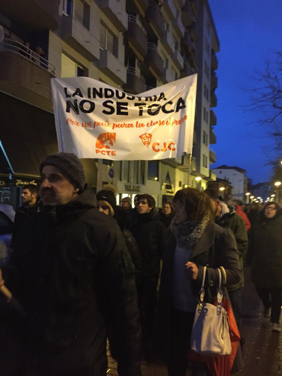 Miles de personas se han manifestado en Torrelavega en defensa de la industria | Foto: edc