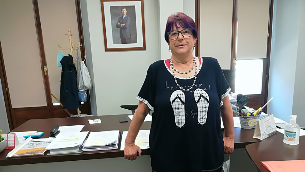 La alcaldesa de Guriezo, María Dolores Rivero, en su despacho | Foto: R.A.
